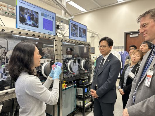 배경훈 장관이 브룩헤이븐 국립연구소(BNL) 연구시설을 둘러보고 있다.[과기정통부 제공]