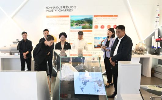 박림 중용국제그룹 회장이 지난 22일 중국 산시성 산시유색금속그룹 전시관을 둘러보고 있다. [사진=산시유색금속그룹 제공]