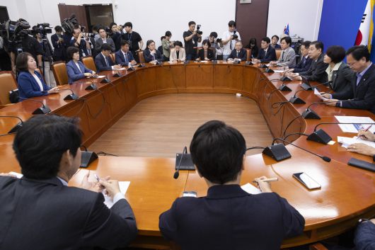 김병기 더불어민주당 원내대표가 25일 국회에서 열린 정책조정회의에서 이날 오후 열릴 본회의에 올라갈 정부조직법 처리 관련 발언을 하고 있다. [연합]