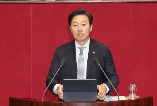 박수민 국민의힘 의원이 25일 서울 여의도 국회 본회의에서 정부조직법 일부개정법률안에 대한 무제한 토론을 하고 있다. [연합]