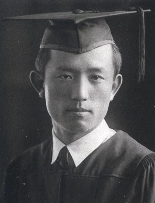 연희전문학교 문과대를 졸업한 윤동주, 1941, 작가 미상