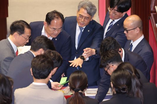 25일 국회 본회의 중 ‘신속처리안건 지정동의의 건’에 대한 개표 상황. [연합]