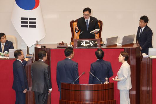 25일 서울 여의도 국회 본회의에서 신속처리안건 지정동의의 건에 대한 투표 개표가 진행되고 있는 가운데 투표수가 명패수보다 한 매 더 많이 나온 것과 관련 더불어민주당 소속 김병기 원내대표, 허영 원내정책수석부대표, 국민의힘 소속 송언석 원내대표, 유상범 원내수석부대표가 우원식 국회의장과 국회법에 대해 이야기하고 있다. [연합]