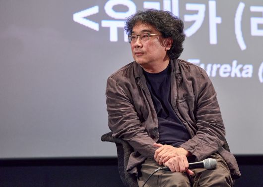 봉준호 감독이 부산국제영화제 까르뜨 블랑슈에 참석해 관객들과 대화를 나누고 있다. [부산국제영화제 제공]