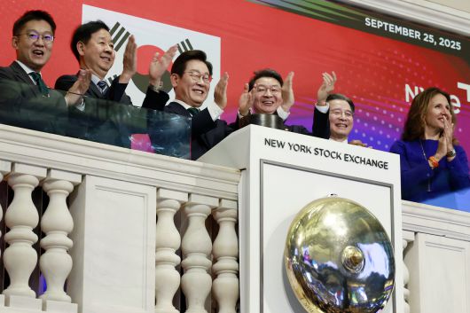 이재명 대통령이 25일(현지시간) 미국 뉴욕 증권거래소에서 개장을 알리는 버튼을 누른 뒤 박수를 치고 있다. 왼쪽부터 김남준 대통령실 제1부속실장, 구윤철 경제부총리 겸 기획재정부 장관, 이 대통령, 이억원 금융위원장, 김용범 정책실장, 린 마틴 뉴욕 증권거래소 회장. [연합]