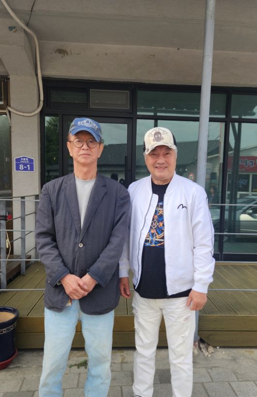 고 전유성(왼쪽)과 친구 한지일