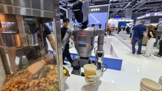 CIIF 전시장에서 중국 산업용 협동로봇 제조기업 ‘두봇(Dobot)’의 휴머노이드 로봇 ‘ATOM’이 팝콘을 컵에 담고 있다. 김영철 기자