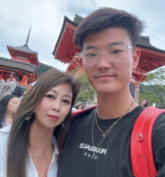 54세 미도리씨와 33세 이사무씨 부부