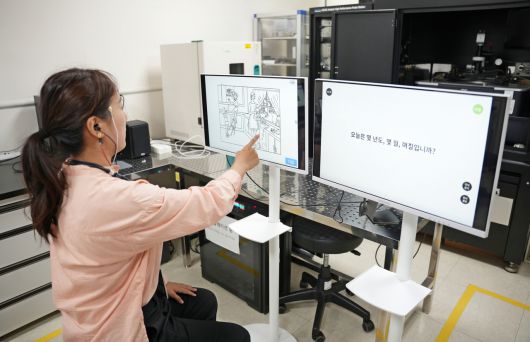 연구진이 웨어러블 기기를 착용하고, ‘AI 기반의 발화 및 뇌파 분석 기술’을 활용해 경도인지장애 선별 검사를 하고 있다.[한국전기연구원 제공]