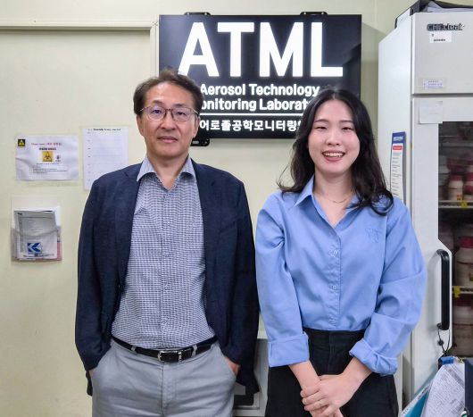 ·이번 연구를 수행한 박기홍(왼쪽) GIST 환경에너지공학과 박기홍 교수와  이승혜 박사과정 학생