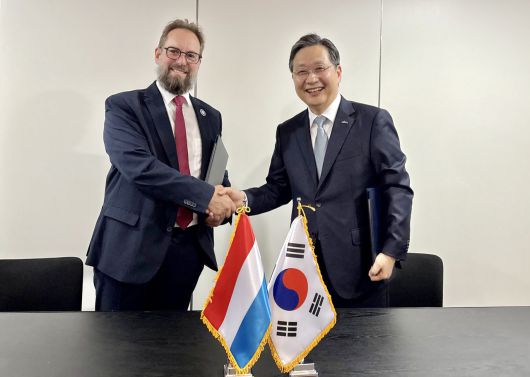 마크 세레스 룩셈부르크우주청장과 윤영빈 우주항공청장이 우주협력을 위한 양해각서를 체결하고 기념촬영을 하고 있다.[우주항공청 제공]