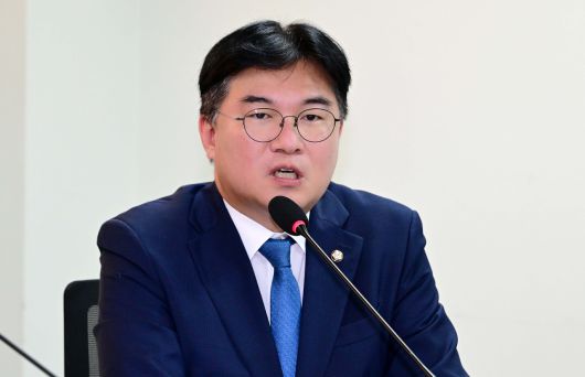 정준호 더불어민주당 의원이 24일 오후 서울 여의도 국회의원회관 제 2간담회실에서 열린 ‘2030세대에게 대한민국의 미래를 묻다- 여야 3당 좌담회’에서 인사말을 하고 있다. 이상섭 기자