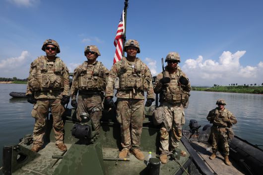 지난달 27일(현지시간)  경기도 여주시에서 열린 을지프리덤쉴드 훈련의 일환으로 제2보병사단 소속 미군 병사들이 강 건너기 훈련에 참여하고 있다. [게티이미지]