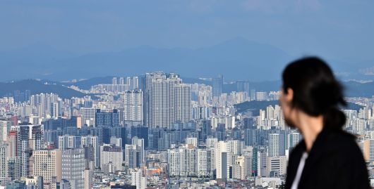 오세훈 서울시장이 1일 오전 서울 중구 서울시청에서 등록 민간임대주택 활성화 방안을 발표하고 있다. 서울시는 이날 민간임대주택의 공급 절벽을 해소하고자 건축 규제를 완화하고 금융 지원을 확대하는 등록 민간임대주택 활성화 방안을 발표했다.  임세준 기자