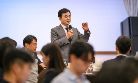 안규백 국방부 장관은 30일 미국이 한미동맹 현대화를 추구하고 있는 가운데 일각에서 제기되는 주한미군 철수 또는 감축 가능성에 대해 미 측으로부터 전혀 얘기가 없었다고 밝혔다. 안 장관은 이날 국방부 출입기자단과 가진 취임 후 첫 만찬 간담회에서 “미측 군 수뇌부나 상하원 의원들로부터 주한미군 철수나 축소 이야기는 한번도 들어본 바가 없다”며 “축소 내지 철수 이런 것은 ‘ㅊ’자도 안나온다”고 말했다. [국방부 제공]