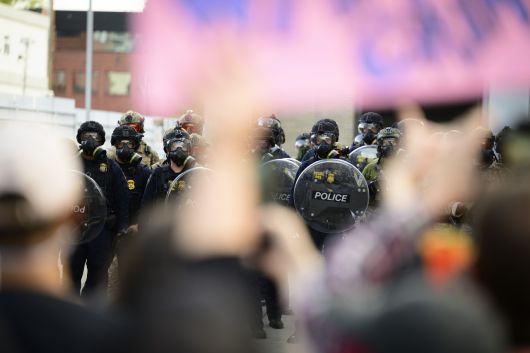지난 28일(현지시간) 미국 오리건주 포틀랜드에서 연방 요원들이 미국 이민세관단속국 건물 밖에서 시위대와 대치하고 있다. [게티이미지]