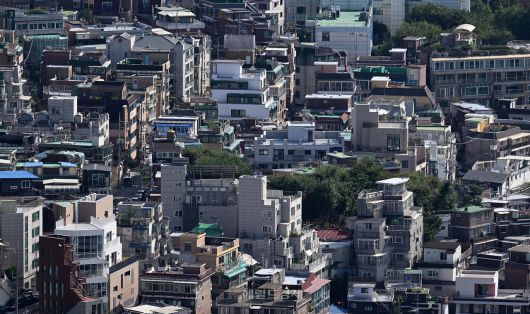 서울 남산에서 내려다 본 아파트와 주택의 모습. [이상섭 기자]