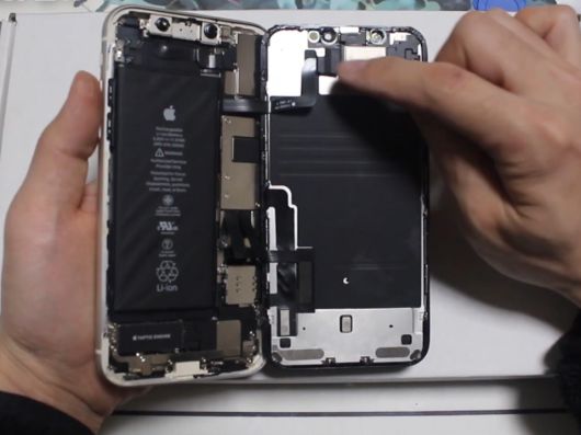 아이폰11의 디스플레이를 탈거한 모습.[유튜브 공대뚝딱이]