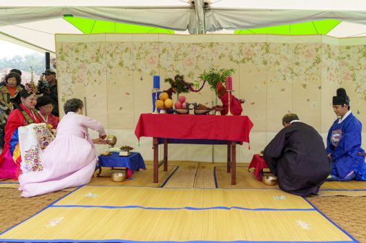 무섬마을 사람들이 전통혼례를 치루고 있다.[영주 제공]