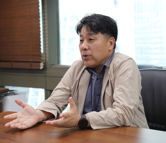 노근창 현대차증권 센터장이 헤럴드경제와 인터뷰에서 AI 반도체에 대해 설명하고 있다.