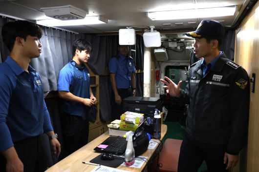 김환경 동해해경서장은 추석 연휴를 맞아 5일부터 약 10일간 함정과 파출소, 수상레저사업장을 차례대로 방문하며 현장을  점검한다. 사진은 p-60함 방문모습[동헤해경 제공]