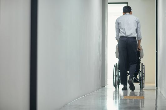 고령층을 중심으로 가입이 확대되고 있는 간병인보험이 최근 손해율 급등으로 경고등이 켜졌다 [게티이미지뱅크 제공]