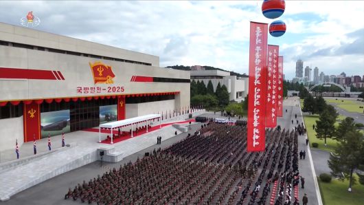 북한 무장장비전시회 ‘국방발전-2025’가 지난 4일 평양에서 개막했다고 조선중앙TV가 5일 보도했다. [조선중앙TV 화면] [국내에서만 사용가능. 재배포 금지. For Use Only in the Republic of Korea. No Redistribution] [연합]