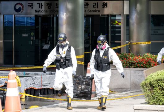 지난 29일 오전 대전 유성구 국가정보자원관리원에서 합동감식반 관계자들이 화재가 발생한 리튬이온 배터리를 옮기고 있다. 대전=임세준 기자