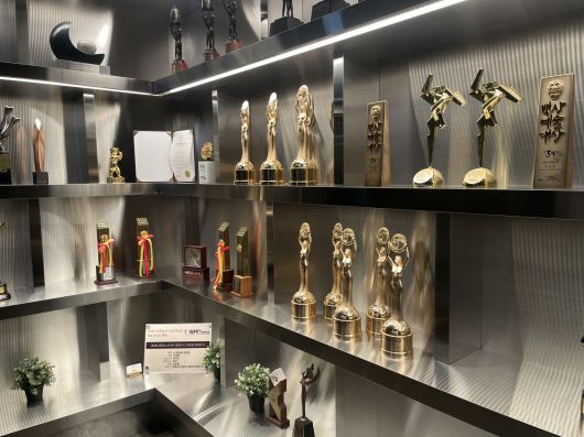 덱스터 본사 내 백상예술대상 등 각종 수상 트로피가 전시된 모습 [차민주 기자/chami@]