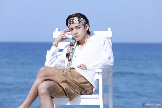 삼척 맹방에서 ‘버터’ 앨범 재킷 촬영하는 뷔