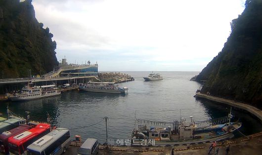 추석연휴기간 섬 일주 유람선들이 바쁘게 움직이고 있다.[울릉군청 누리집 실시간 웹방송  캡처]