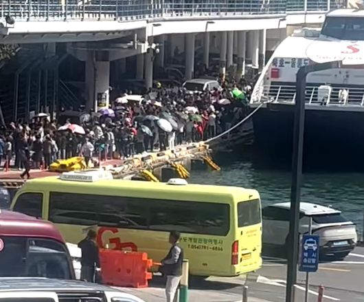 도동항 여겍선 터니미널에는  승선을 기다리는 승객들이 대기 하고 있다.[독자제공]