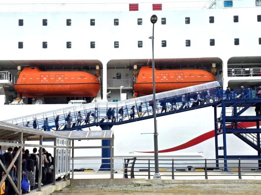 뱃길이 열린 포항항로를 이용하려는 관광객들이 대형 여객선에 승선하고 있다.[울릉군 제공]