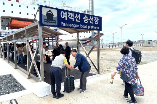 남한권 울릉군수가  떠나는 관광객을 배웅하며  울릉도를 홍보하고 있다.[울릉군 제공]