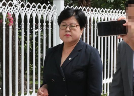 이태원 참사 유가족을 비하하는 글을 올린 혐의(모욕)로 기소된 김미나 창원시의원이 지난 2023년 8월 경남 창원시 마산합포구 창원지법 마산지원에서 열린 공판을 마치고 걸어가고 있다. [ 연합뉴스]