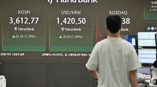 코스피가 10일 장중 한때 3610선을 돌파했다. 이날 오전 서울 중구 하나은행 딜링룸 전광판에 9시 53분 기준 코스피 지수가 전 거래일보다 63.56포인트 상승한 3612.77포인트를 나타내고 있다. 원·달러 환율은 1420.50원이다. 임세준 기자