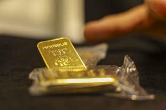 골드바가 지난 9일 독일 중서부 핵심도시 에센의 한 금 거래소에 전시돼 있다. 최근 글로벌 정치경제 환경의 불확실성이 고조되며 금값이 크게 뛰고 있다. [EPA]