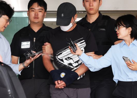 KT 무단 소액결제 사건의 피의자인 중국 국적 남성 A씨가 지난달 18일 구속 전 피의자 심문(영장실질심사)에 출석하기 위해 경기도 수원영통경찰서 유치장에서 나오고 있다. A씨는 불법 소형 기지국 장비를 승합차에 싣고 다니면서 수도권 특정 지역 KT 이용자들의 휴대전화를 해킹해 소액 결제를 한 혐의를 받고 있다. [연합]