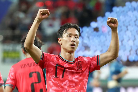 엄지성이 14일 파라과이전에서 선제골을 넣은 뒤 세리머니를 하고 있다. [연합]