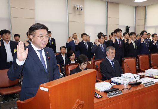 윤호중 행정안전부 장관이 14일 서울 여의도 국회에서 열린 행정안전부 등에 대한 행정안전위원회 국정감사에서 선서하고 있다. [연합]