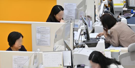 정부가 15일 서울과 수도권 일부 지역 집값 급등에 대처하기 위해 주택시장 안정화 대책을 발표했다. 이날 발표된 안정화 대책은 조정대상지역 및 투기과열지구를 추가 지정하고, 수도권 규제지역 내 주택담보대출에 한해 스트레스 금리 하한을 1.5%에서 3.0%로 상향 조정하는 등 부동산 관련 규제를 대폭 강화하는 것을 골자로 하고 있다. 사진은 이날 오전 서울 시내의 한 은행을 찾은 고객이 대출 상담을 받고 있는 모습  임세준 기자