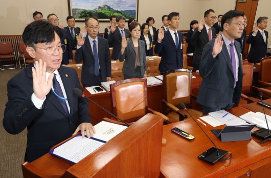 김영훈 고용노동부 장관이 15일 서울 여의도 국회에서 열린 고용노동부에 대한 국회 기후에너지환경고용노동위원회의 국정감사에서 선서하고 있다.[연합]
