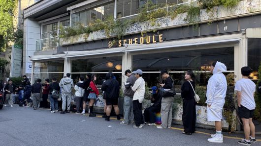15일 오전 9시쯤 인앤아웃 버거를 먹기 위한 사람들로 긴 줄이 만들어졌다. 박연수 기자