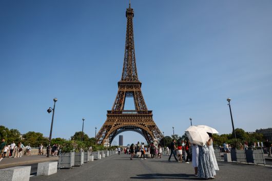 프랑스 파리의 세계적인 관광명소 에펠탑이 적자 누적으로 입장료 인상을 검토 중이다.  [EPA]