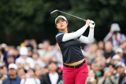 김세영이 19일 해남 파인비치 골프링크스에서 열린 LPGA 투어 BMW 레이디스 챔피언십 최종라운드에서 2번홀 티샷을 하고 있다. 김세영이 속한 챔피언조를 수천여명의 갤러리가 따라 다니며 뜨거운 응원을 보냈다.  [대회 조직위 제공]