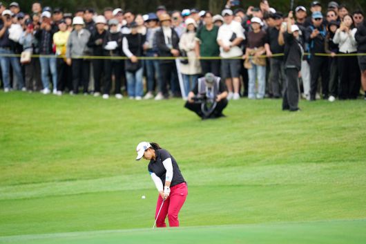 전남 해남군 파인비치 골프링크스를 찾은 수많은 갤러리가 김세영의 경기를 지켜보는 모습   [대회 조직위 제공]