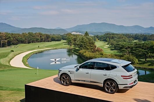 우정힐스CC 18번홀에 전시된 챔피언 부상 제네시스 GV80    [KPGA 제공]