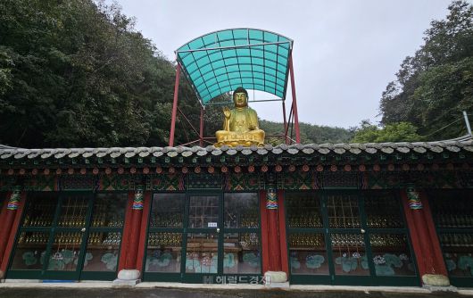 지붕 위 금동 아미타불 불상