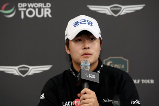 김민규가 제네시스 챔피언십 1라운드를 공동 선두로 마친 뒤 인터뷰를 하고 있다.  [KPGA 제공]
