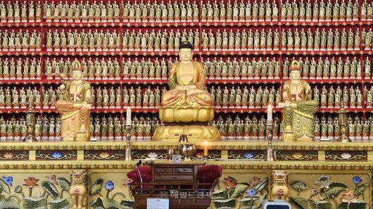 무량수전 법당의 (왼쪽부터) 관세음보살, 아미타불, 대세지보살